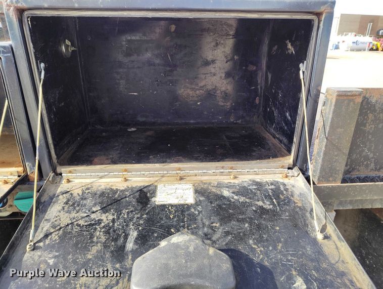 image for item DT0773 2016 RAM 3500 Crew Cab flatbed pickup truck