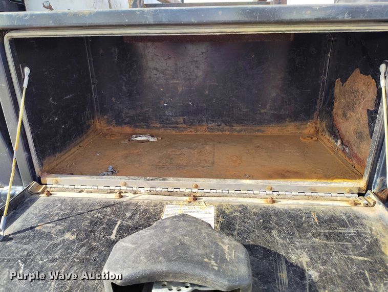 image for item DT0773 2016 RAM 3500 Crew Cab flatbed pickup truck