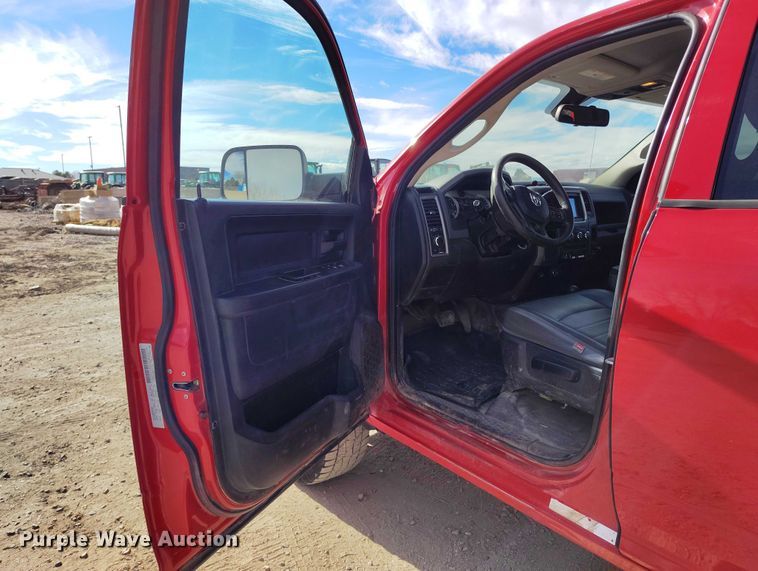 image for item DT0773 2016 RAM 3500 Crew Cab flatbed pickup truck