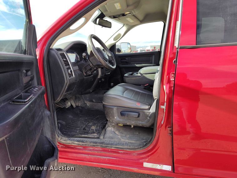 image for item DT0773 2016 RAM 3500 Crew Cab flatbed pickup truck