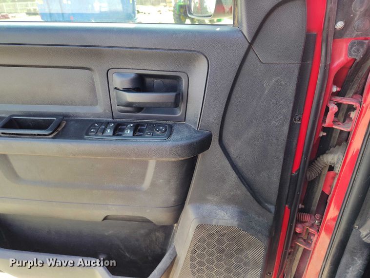 image for item DT0773 2016 RAM 3500 Crew Cab flatbed pickup truck