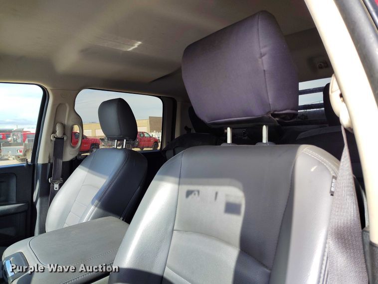 image for item DT0773 2016 RAM 3500 Crew Cab flatbed pickup truck