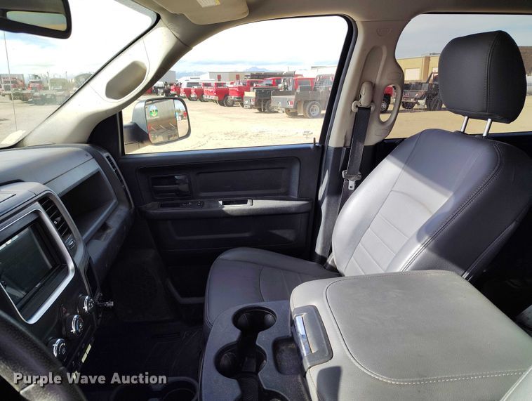 image for item DT0773 2016 RAM 3500 Crew Cab flatbed pickup truck