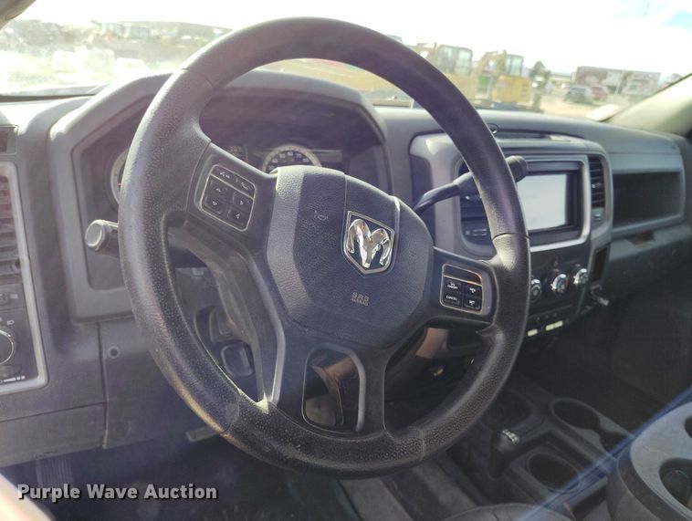 image for item DT0773 2016 RAM 3500 Crew Cab flatbed pickup truck