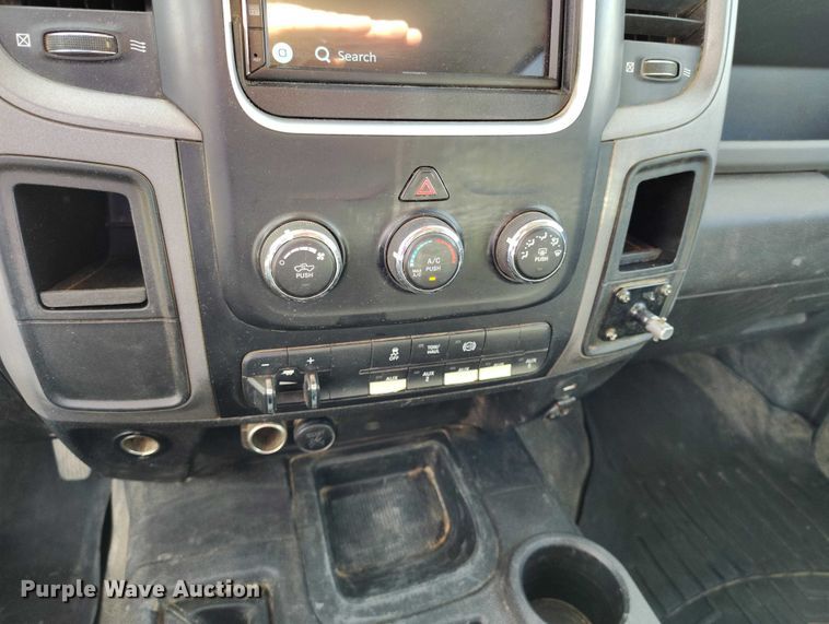 image for item DT0773 2016 RAM 3500 Crew Cab flatbed pickup truck