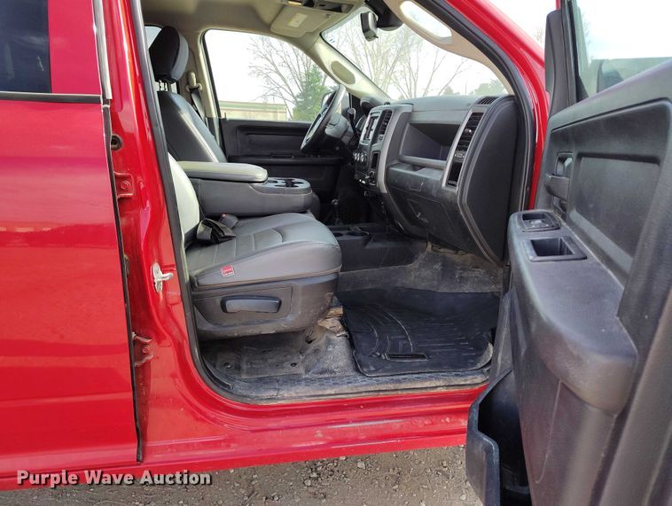 image for item DT0773 2016 RAM 3500 Crew Cab flatbed pickup truck