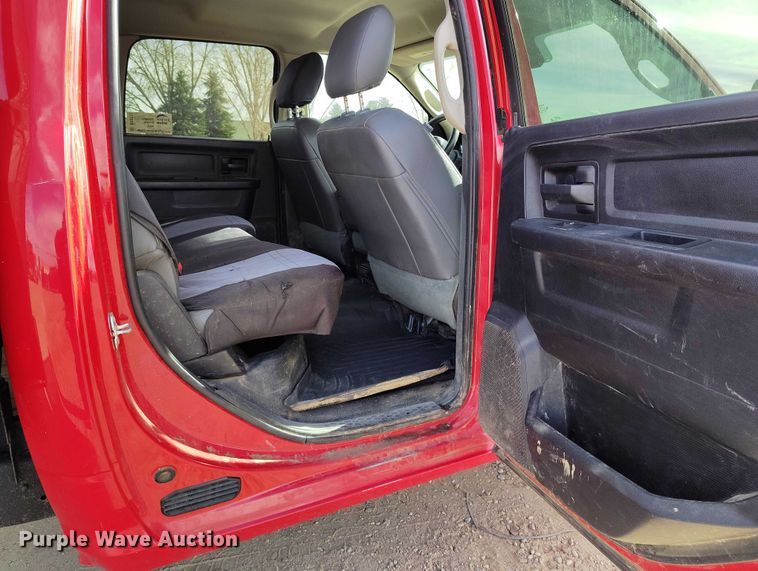 image for item DT0773 2016 RAM 3500 Crew Cab flatbed pickup truck