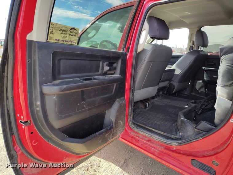 image for item DT0773 2016 RAM 3500 Crew Cab flatbed pickup truck