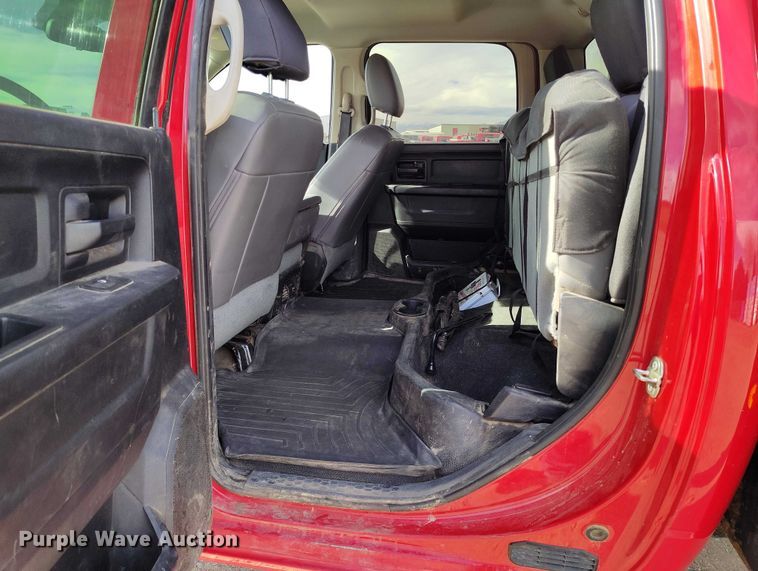 image for item DT0773 2016 RAM 3500 Crew Cab flatbed pickup truck