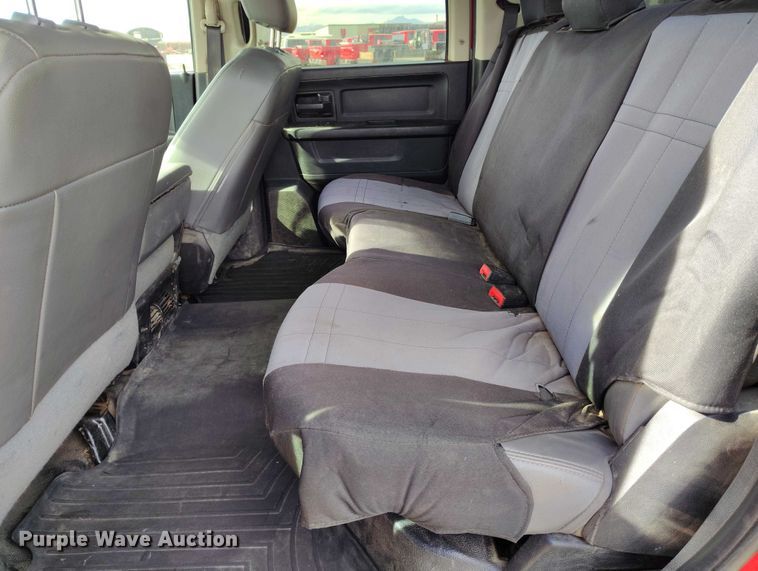 image for item DT0773 2016 RAM 3500 Crew Cab flatbed pickup truck