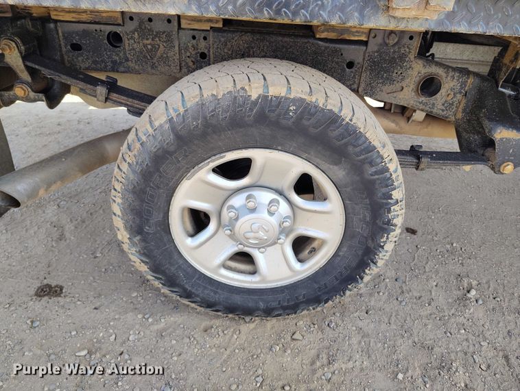 image for item DT0773 2016 RAM 3500 Crew Cab flatbed pickup truck