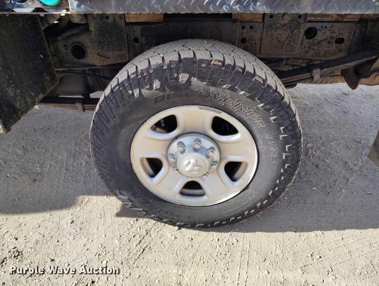 image for item DT0773 2016 RAM 3500 Crew Cab flatbed pickup truck