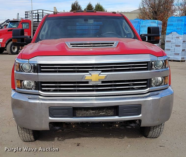 image for item DT0774 2018 Chevrolet Silverado 3500HD Crew Cab flatbed pickup truck