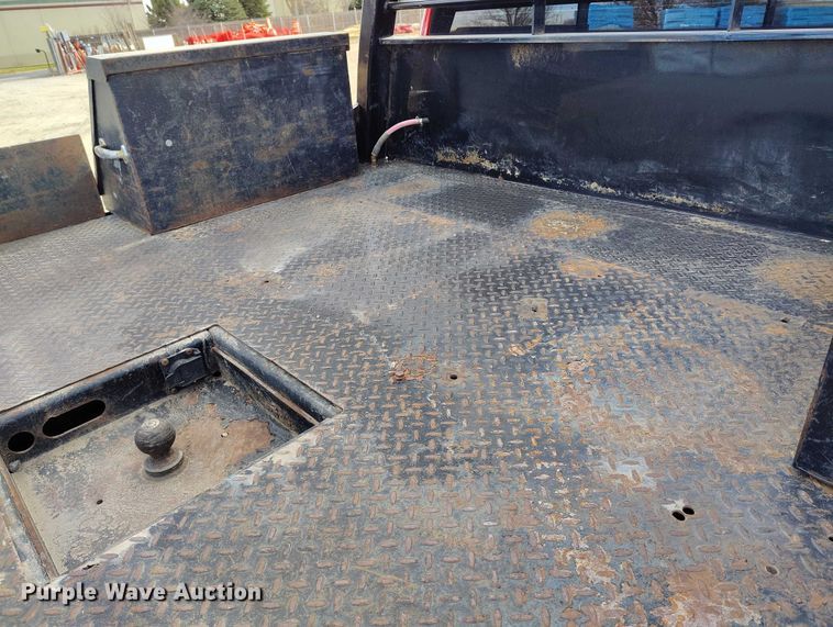 image for item DT0774 2018 Chevrolet Silverado 3500HD Crew Cab flatbed pickup truck