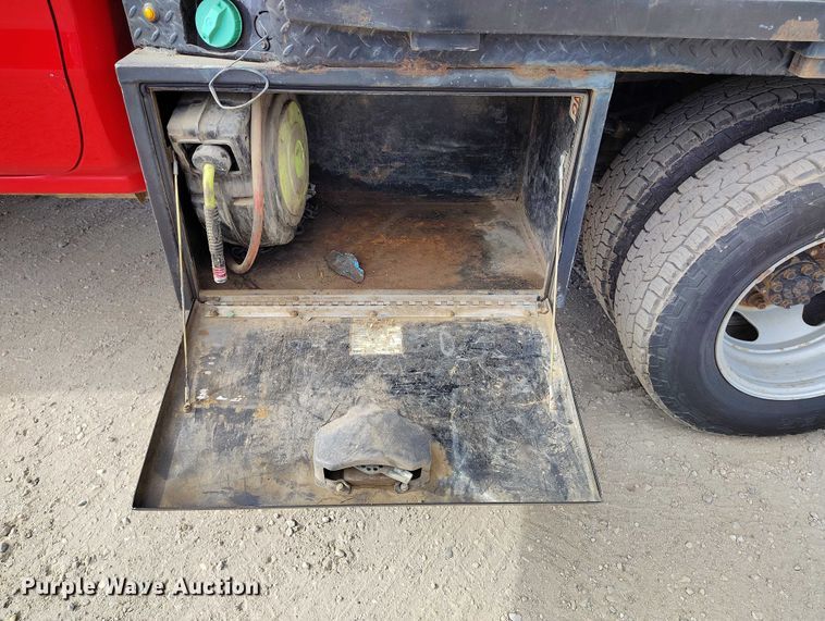 image for item DT0774 2018 Chevrolet Silverado 3500HD Crew Cab flatbed pickup truck