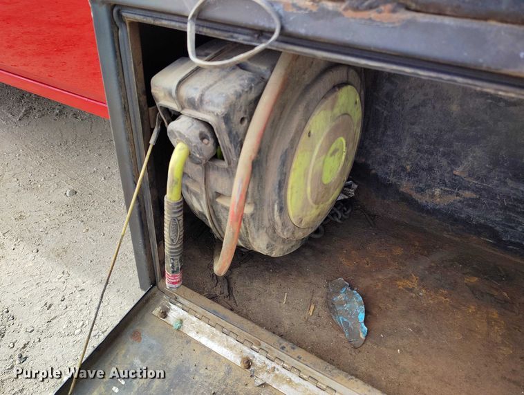 image for item DT0774 2018 Chevrolet Silverado 3500HD Crew Cab flatbed pickup truck