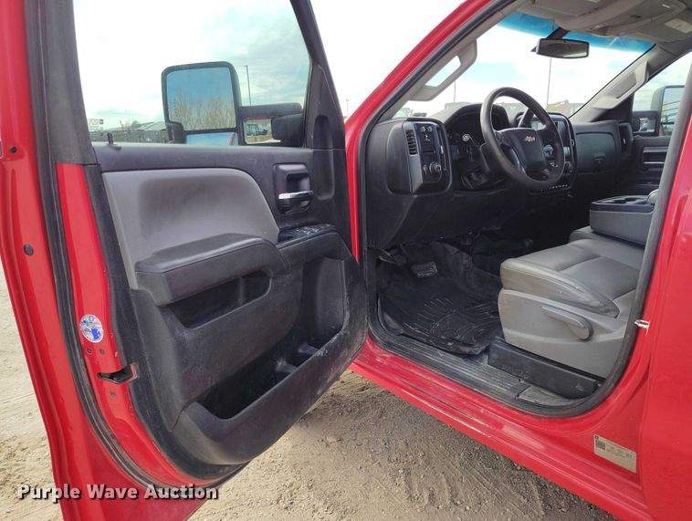 image for item DT0774 2018 Chevrolet Silverado 3500HD Crew Cab flatbed pickup truck