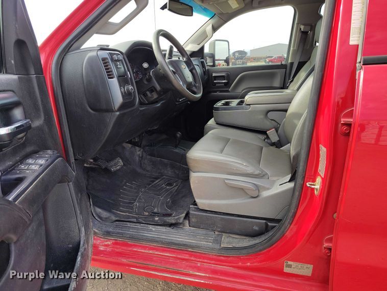 image for item DT0774 2018 Chevrolet Silverado 3500HD Crew Cab flatbed pickup truck