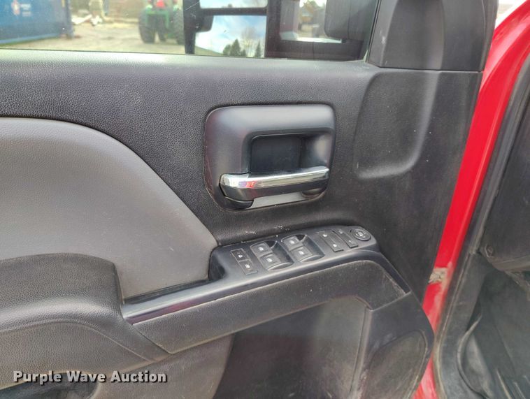 image for item DT0774 2018 Chevrolet Silverado 3500HD Crew Cab flatbed pickup truck