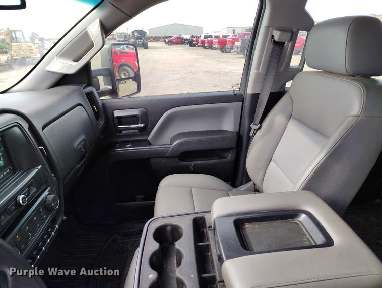 image for item DT0774 2018 Chevrolet Silverado 3500HD Crew Cab flatbed pickup truck