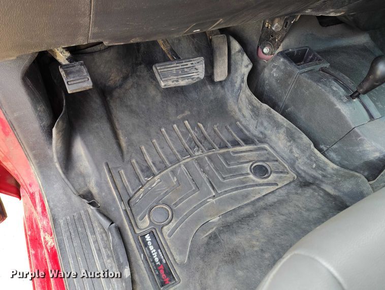 image for item DT0774 2018 Chevrolet Silverado 3500HD Crew Cab flatbed pickup truck