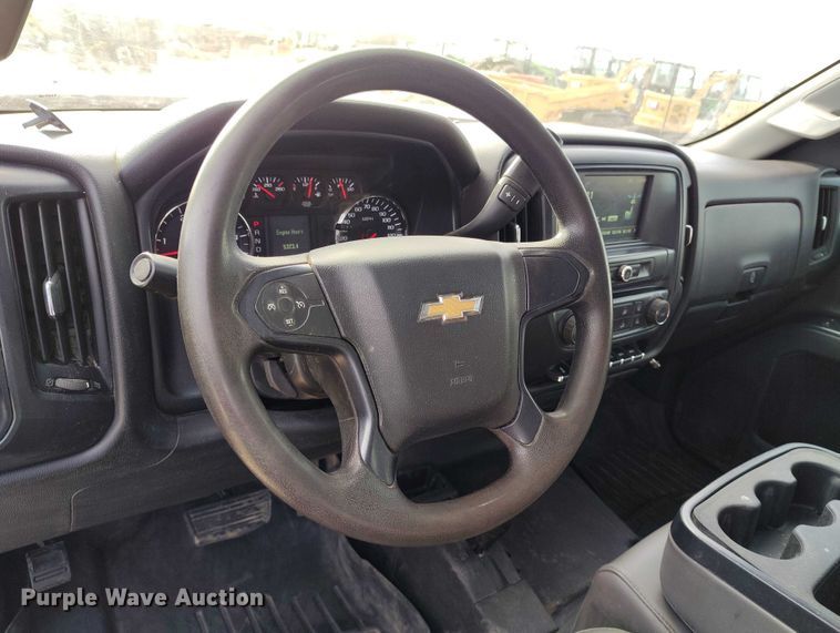 image for item DT0774 2018 Chevrolet Silverado 3500HD Crew Cab flatbed pickup truck