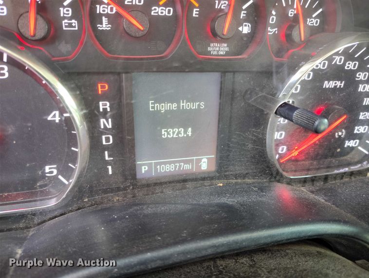 image for item DT0774 2018 Chevrolet Silverado 3500HD Crew Cab flatbed pickup truck