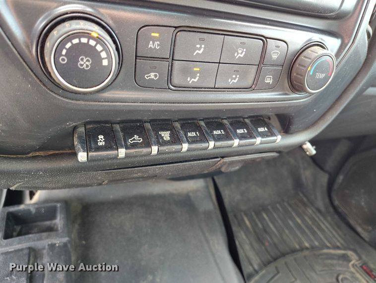 image for item DT0774 2018 Chevrolet Silverado 3500HD Crew Cab flatbed pickup truck