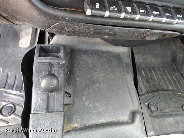 image for item DT0774 2018 Chevrolet Silverado 3500HD Crew Cab flatbed pickup truck