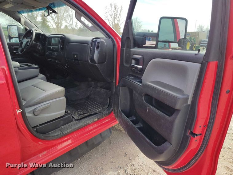 image for item DT0774 2018 Chevrolet Silverado 3500HD Crew Cab flatbed pickup truck