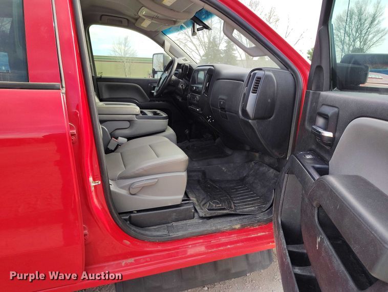 image for item DT0774 2018 Chevrolet Silverado 3500HD Crew Cab flatbed pickup truck