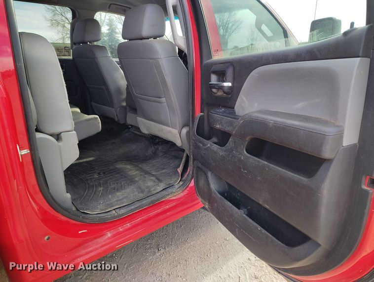 image for item DT0774 2018 Chevrolet Silverado 3500HD Crew Cab flatbed pickup truck