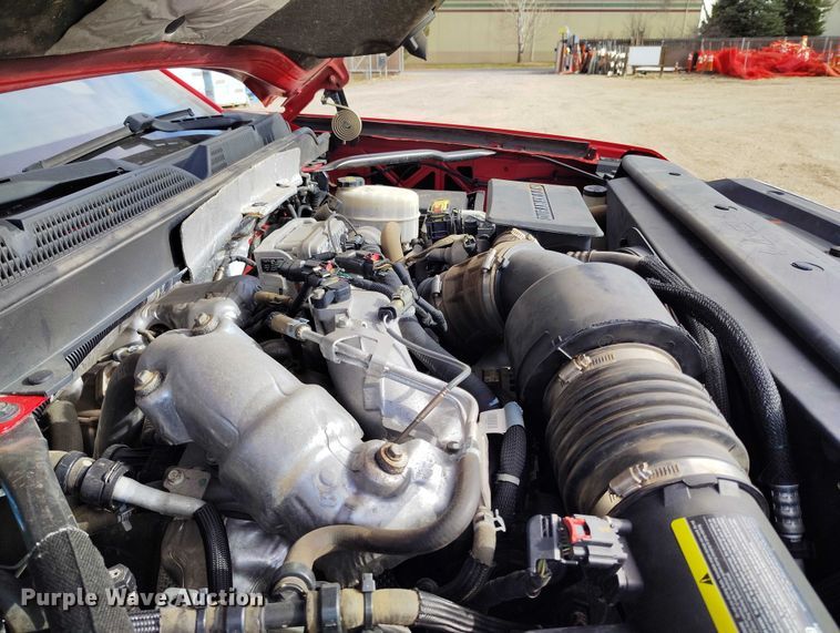 image for item DT0774 2018 Chevrolet Silverado 3500HD Crew Cab flatbed pickup truck