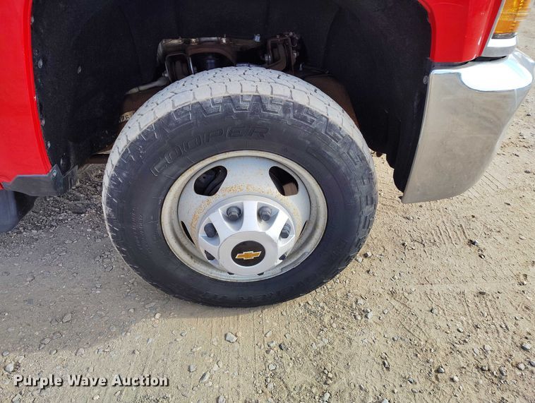 image for item DT0774 2018 Chevrolet Silverado 3500HD Crew Cab flatbed pickup truck