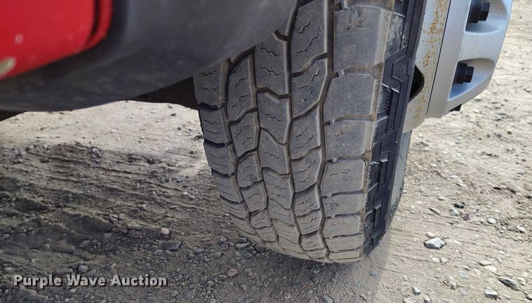 image for item DT0774 2018 Chevrolet Silverado 3500HD Crew Cab flatbed pickup truck