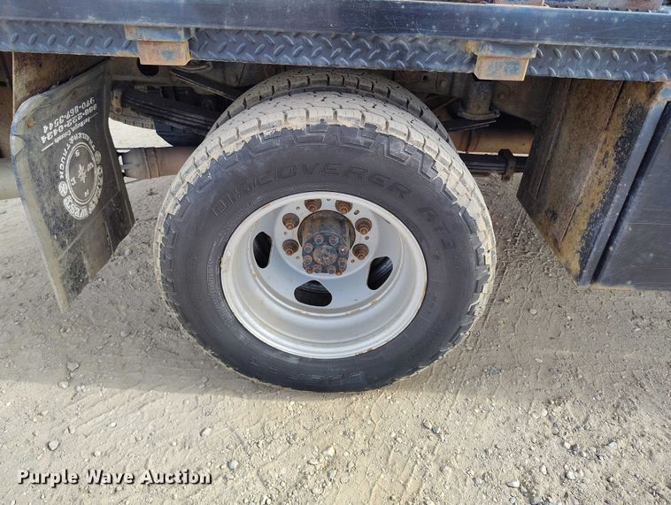 image for item DT0774 2018 Chevrolet Silverado 3500HD Crew Cab flatbed pickup truck