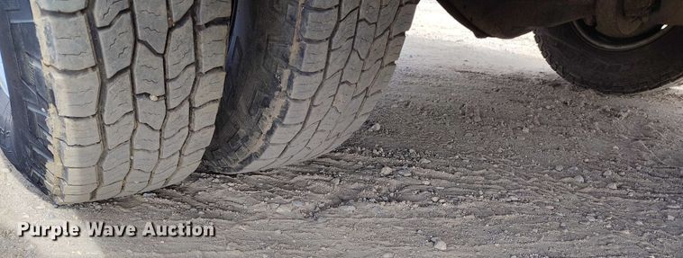 image for item DT0774 2018 Chevrolet Silverado 3500HD Crew Cab flatbed pickup truck