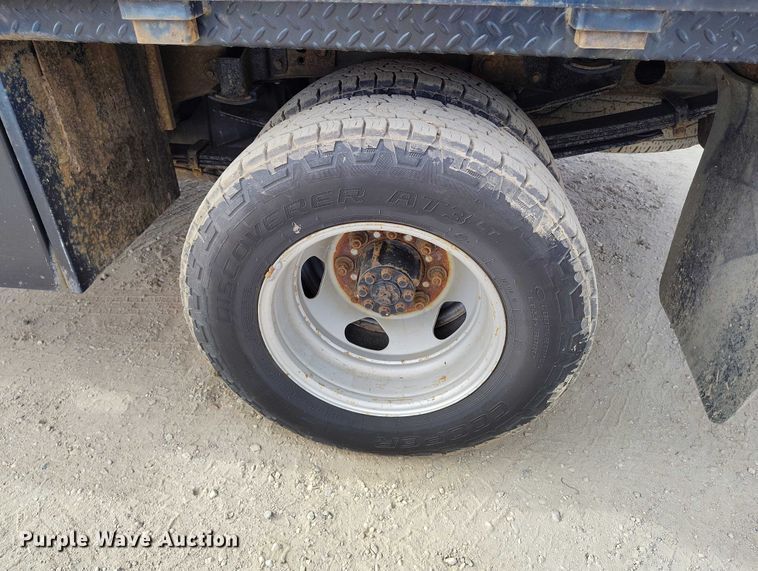 image for item DT0774 2018 Chevrolet Silverado 3500HD Crew Cab flatbed pickup truck