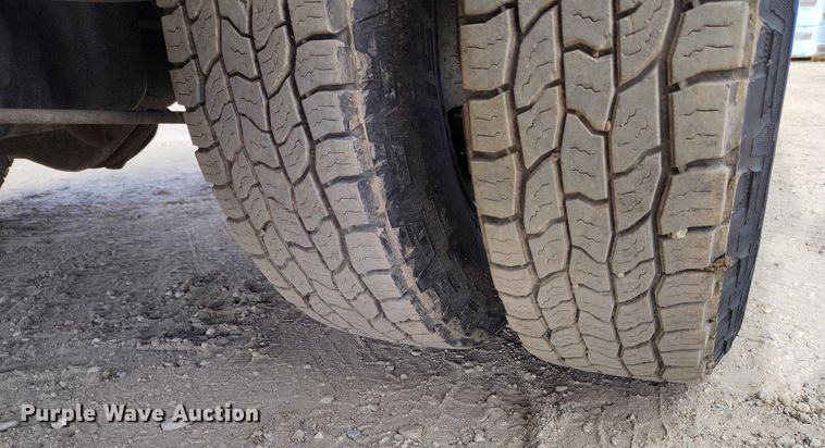 image for item DT0774 2018 Chevrolet Silverado 3500HD Crew Cab flatbed pickup truck