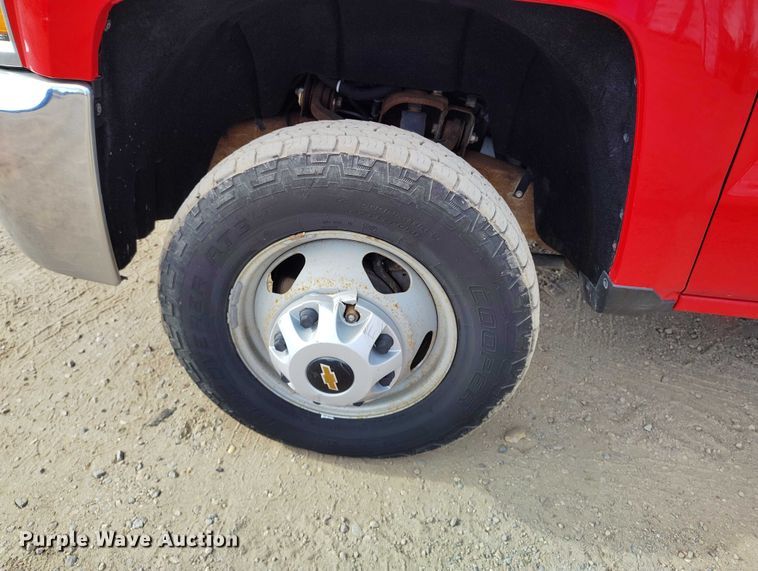 image for item DT0774 2018 Chevrolet Silverado 3500HD Crew Cab flatbed pickup truck