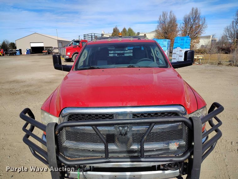 image for item DT0775 2016 RAM 3500 Crew Cab flatbed pickup truck