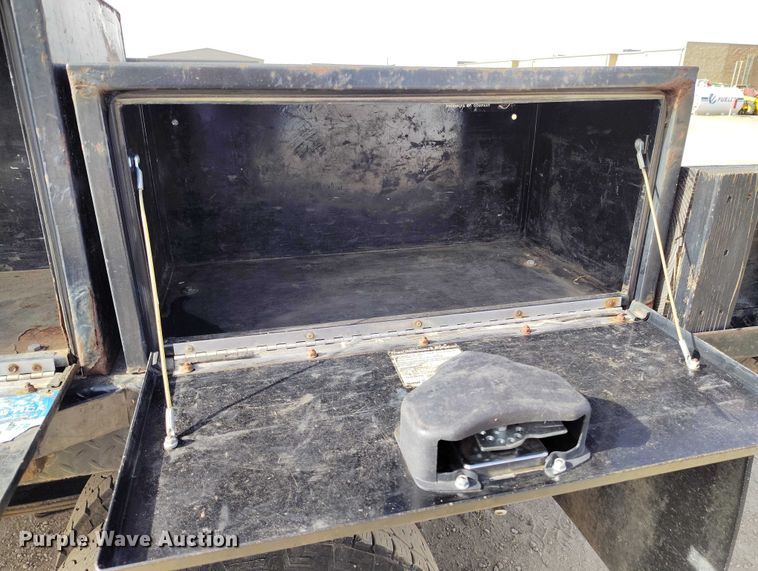 image for item DT0775 2016 RAM 3500 Crew Cab flatbed pickup truck