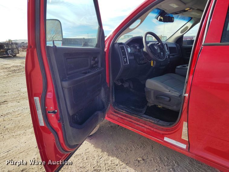 image for item DT0775 2016 RAM 3500 Crew Cab flatbed pickup truck