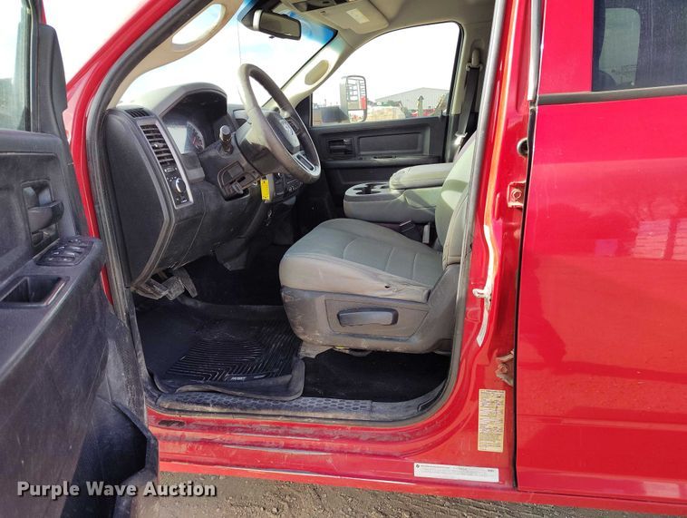 image for item DT0775 2016 RAM 3500 Crew Cab flatbed pickup truck