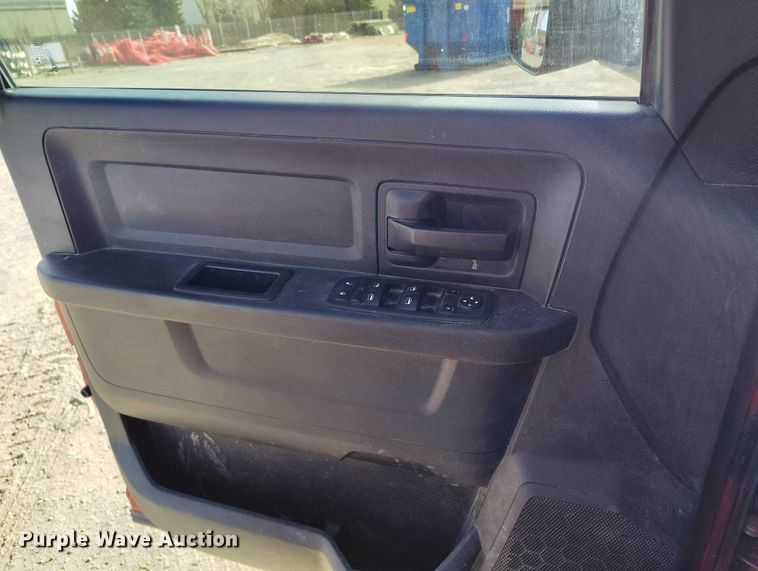 image for item DT0775 2016 RAM 3500 Crew Cab flatbed pickup truck