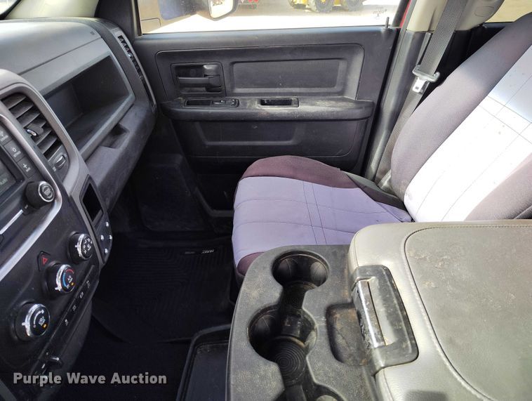 image for item DT0775 2016 RAM 3500 Crew Cab flatbed pickup truck