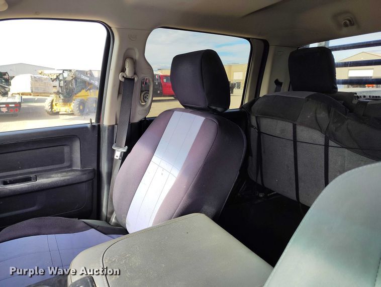 image for item DT0775 2016 RAM 3500 Crew Cab flatbed pickup truck