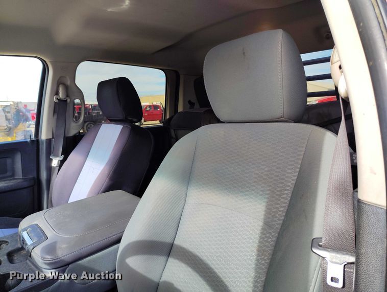 image for item DT0775 2016 RAM 3500 Crew Cab flatbed pickup truck