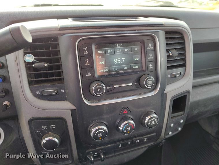 image for item DT0775 2016 RAM 3500 Crew Cab flatbed pickup truck