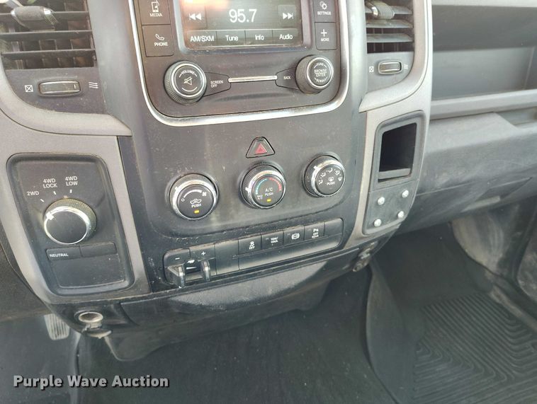 image for item DT0775 2016 RAM 3500 Crew Cab flatbed pickup truck